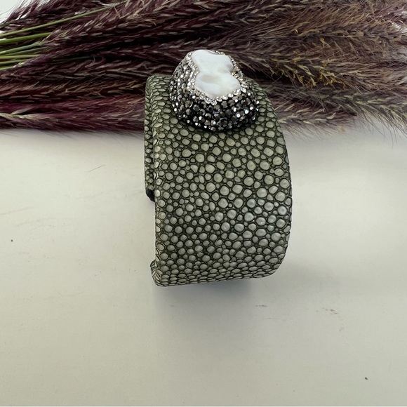 Green Gray Sting Ray Leather w Baroque Pearls Rhinestone Boho Cuff Bracelet NWT - Picture 8 of 11